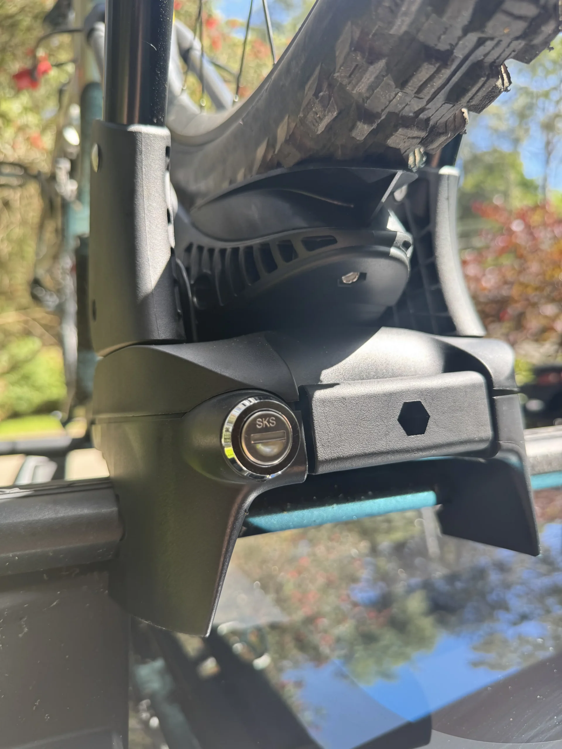 Lock the yakima frontloader to your roof rack